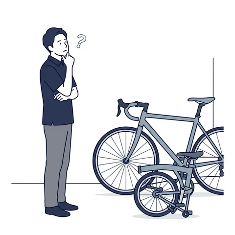 ロードバイクと折りたたみ自転車の前で、あごに手を当てて考える男性