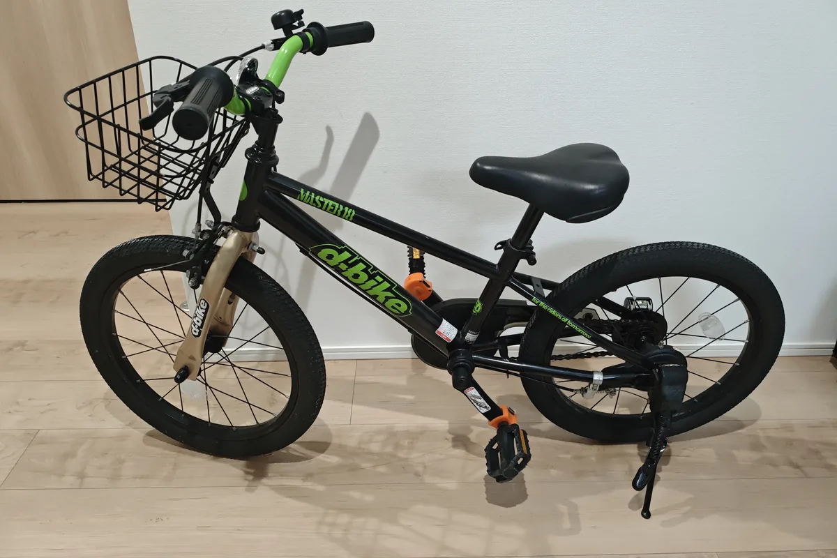 買い取った d-bike の幼児用自転車（黒×緑・サビ、傷、使用感あり）
