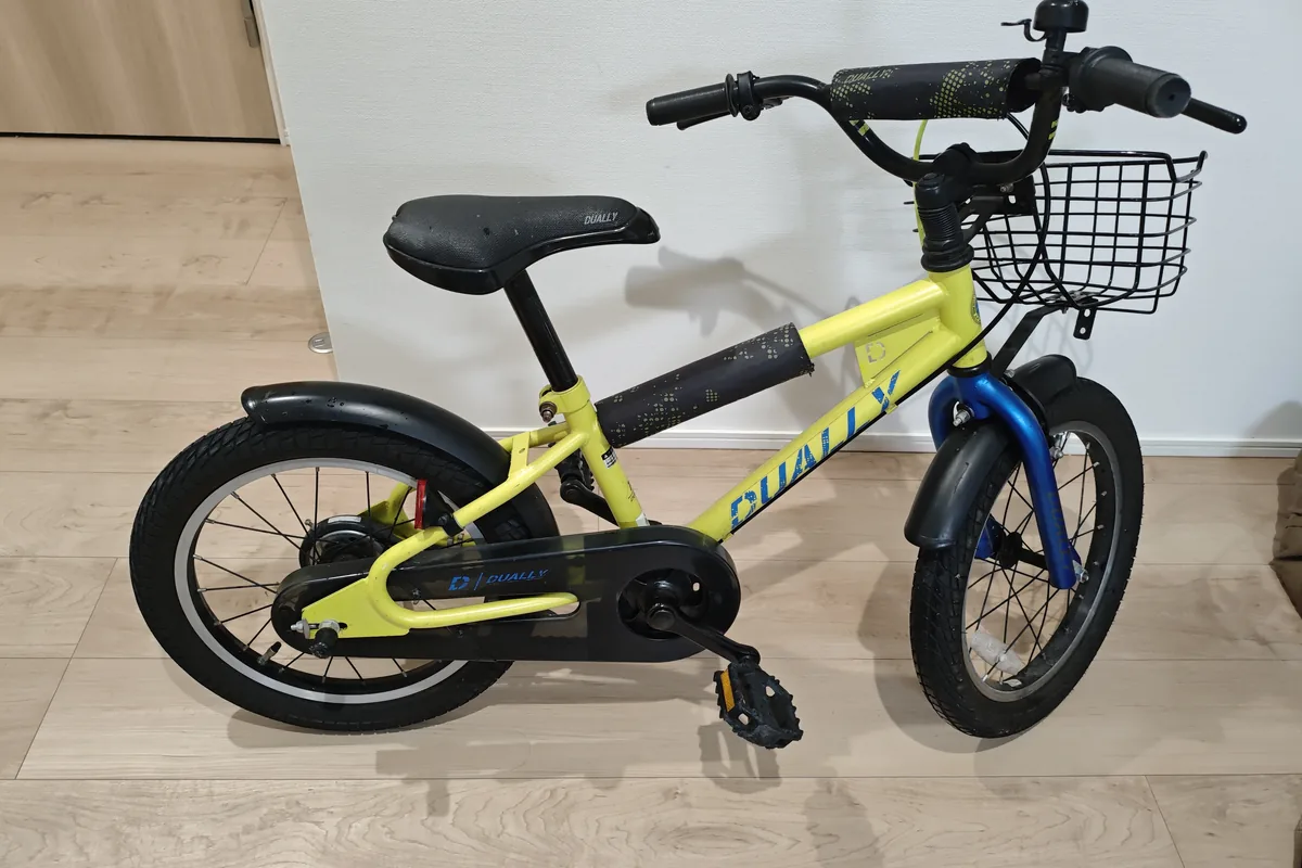 引き取った黄色の幼児用自転車